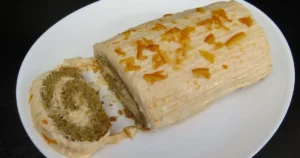 Rollo de Pastel de Zanahoria con Relleno de Frosting de Queso Crema